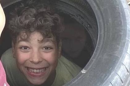 En la imagen se puede vislumbrar detrás de uno de los hermanos el rostro de un niño