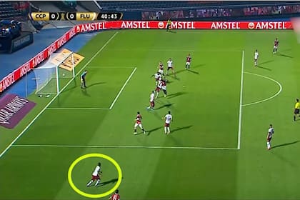En la imagen se señala con un círculo al jugador de Fluminense que no fue advertido por el VAR al cobrar el offside.