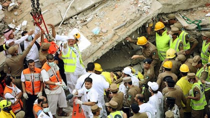 En la imagen se va en el año 2006 a bomberos y rescatistas trabajando en un edificio que se derrumbó, mueriron cientos de personas