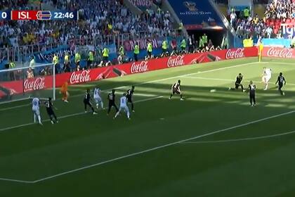 En la imagen se ven a 8 jugadores argentinos dentro del área (9 con Caballero), pero termina siendo gol de Finnbogason