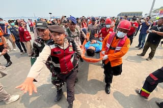 Rescatan tres cuerpos de ferry volcado en Indonesia; 126 personas siguen desaparecidas