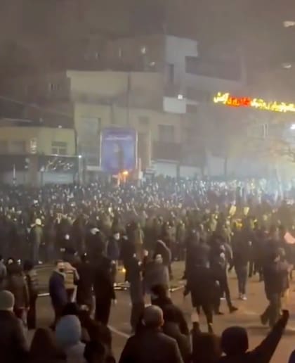 En la imagen, tomada de un video grabado por una persona que no trabaja para The Associated Press y obtenido por esta agencia fuera de Irán, varias personas participan en una protesta en Teherán, Irán, el viernes 9 de enero de 2026. (UGC vía AP)