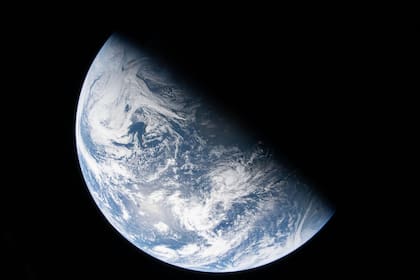 En la imagen, tomada de un video proporcionado por la NASA, se muestra una vista de la Tierra tomada por el astronauta de la NASA y comandante de la misión Artemis II, Reid Wiseman, desde una de las cuatro ventanas de la nave espacial Orion tras completar la maniobra de inyección translunar, el jueves 2de abril de 2026. (NASA vía AP)