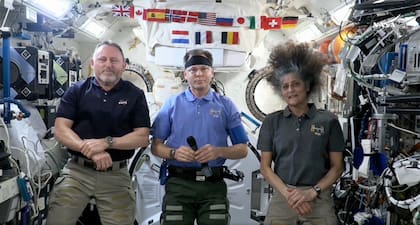 En la imagen, tomada de un video publicado por la NASA, aparecen, de izquierda a derecha, Butch Wilmore, Nick Hague y Suni Williams en una conferencia de prensa, el martes 4 de marzo de 2025. (NASA vía AP)