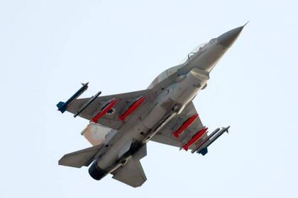 En la imagen, un avión F-16