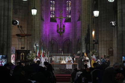 En la imagen, un momento del funeral por el arzobispo anglicano y Premio Nobel de la Paz, Desmond Tutu, en la catedral de St. George, en Ciudad del Cabo, Sudáfrica, el 1 de enero de 2022. (Nic Bothma/Pool Photo via AP).