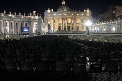 En la imagen, vista de las sillas colocadas para el funeral del papa emérito Benedicto XVI en la Plaza de San Pedro, en el Vaticano, el 4 de enero de 2023. (AP Foto/Antonio Calanni)