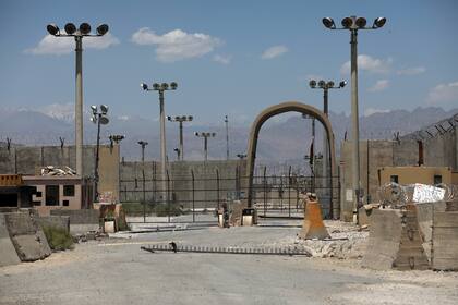 En la imagen, vista de un acceso a la base aérea de Bagram , en Afganistán, el 25 de junio de 2021. (AP Foto/Rahmat Gul)