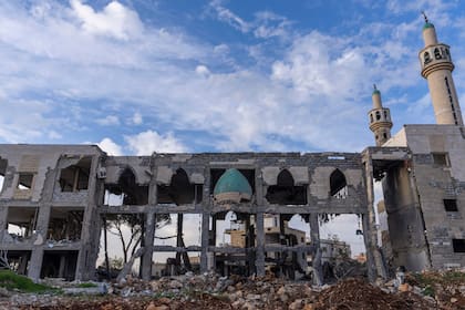 En la imagen, vista de una mezquita destruida en la operación terrestre y aérea del ejército de Israel en la localidad de Khiam, en el sur de Líbano, el 17 de febrero de 2025