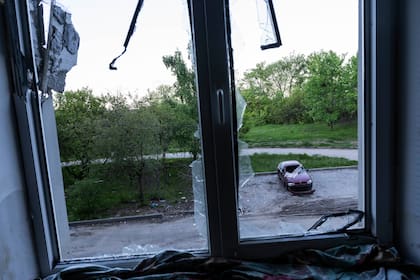 En la imagen, vista desde un edificio dañado por varios bombardeos, en Járkiv, Ucrania, el 15 de mayo de 2022. (AP Foto/Bernat Armangué)