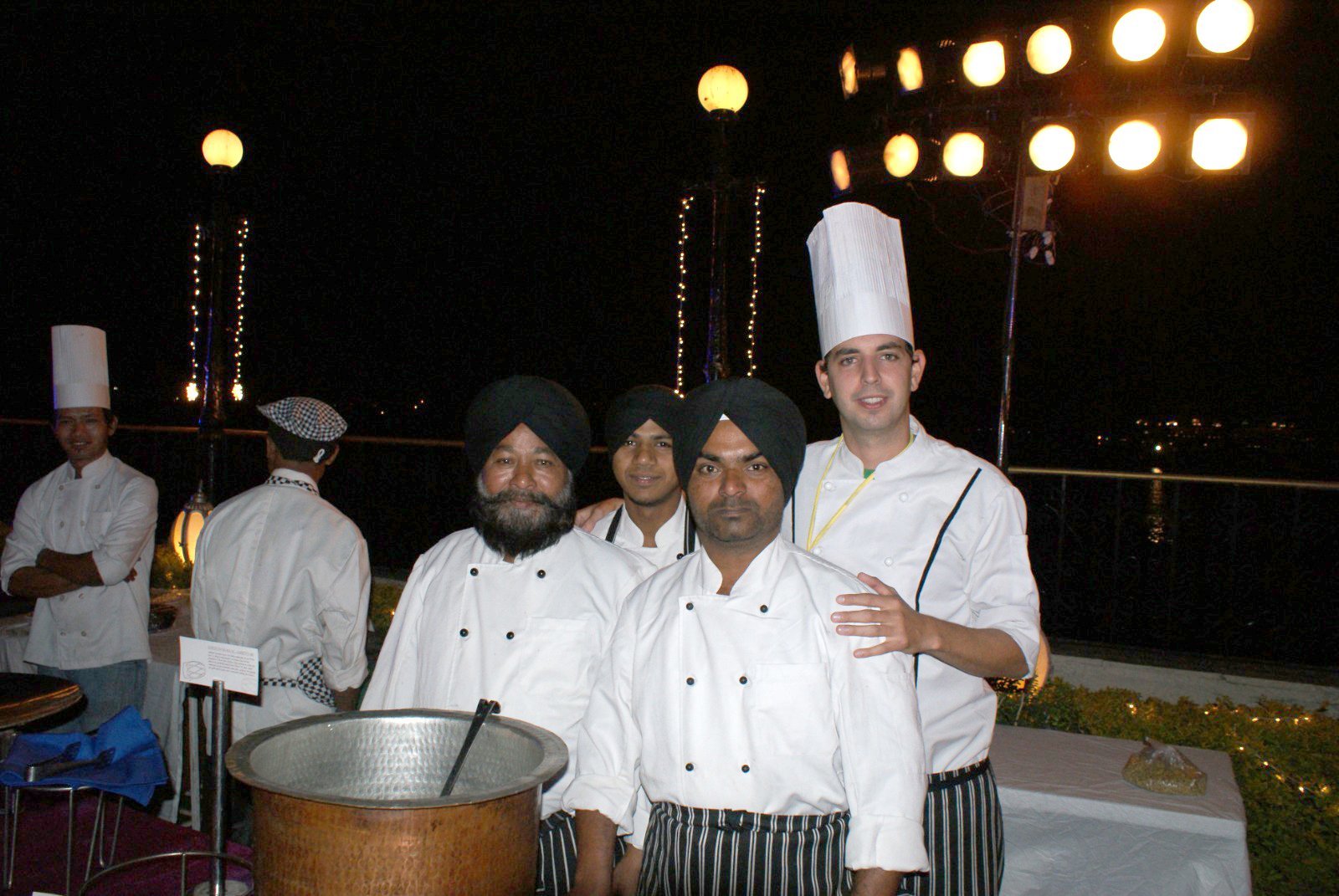 En la India, en unos los banquetes de bodas en los que trabajó