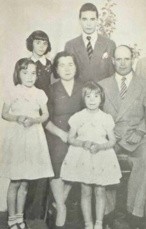 En la infancia, algunos años después del terremoto, Josefa es la primera niña (en la línea del medio) a la izquierda.