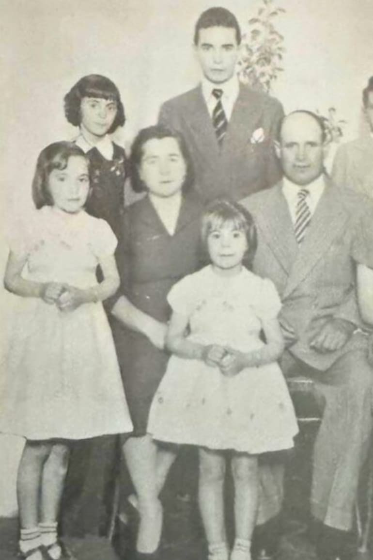 En la infancia, algunos años después del terremoto, Josefa es la primera niña (en la línea del medio) a la izquierda.