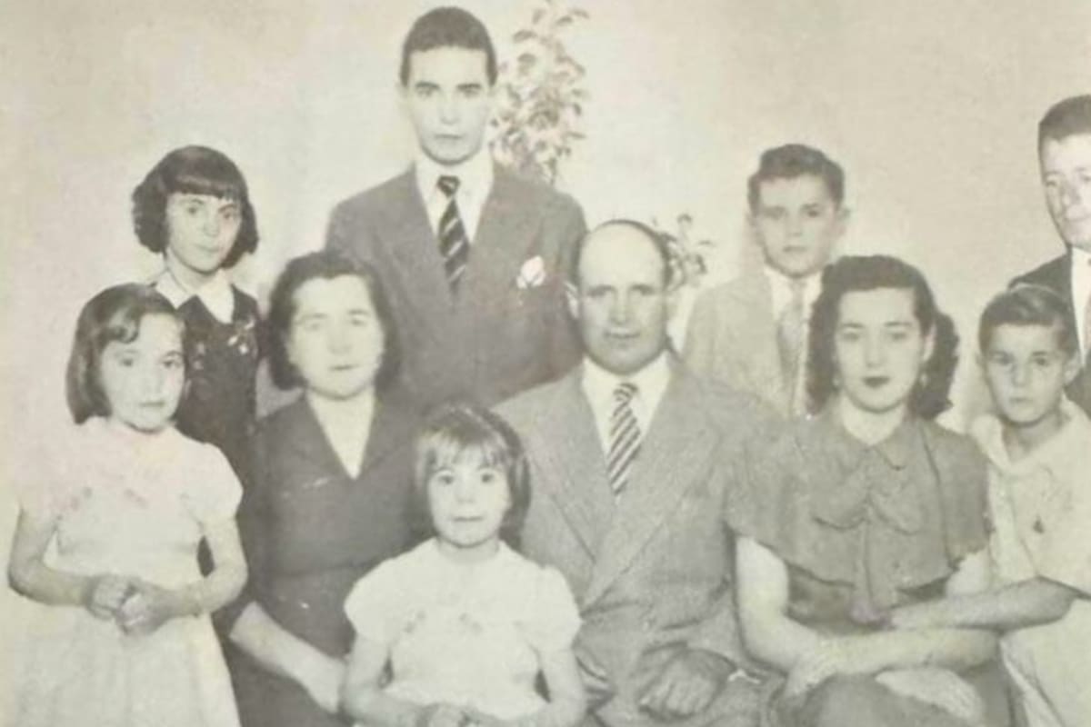 En la infancia, algunos años después del terremoto, Josefa es la primera niña (en la línea del medio) a la izquierda.