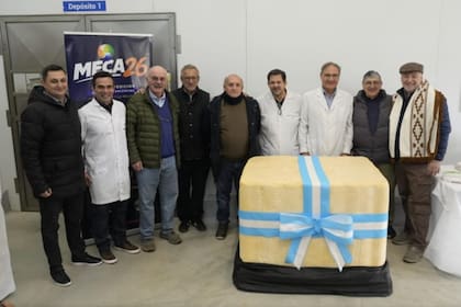 En la iniciativa participaron productores lecheros que aportaron la materia prima, la Escuela Superior Integral de Lechería, que diseñó y dirigió el proceso técnico, empresas proveedoras de insumos y L.C.A. SRL., que puso a disposición su planta industrial y el personal para llevar adelante la elaboración
