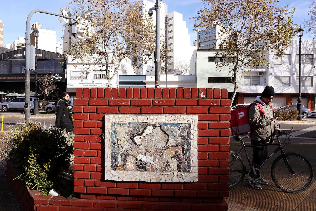 En la intersección de las calles 49, 11 y la diagonal 74, ninguna placa identifica a la plazoleta por su nombre; está vandalizada