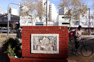 Una plazoleta vandalizada, una placa que ya no está y un museo con el nombre de Emilio Pettoruti