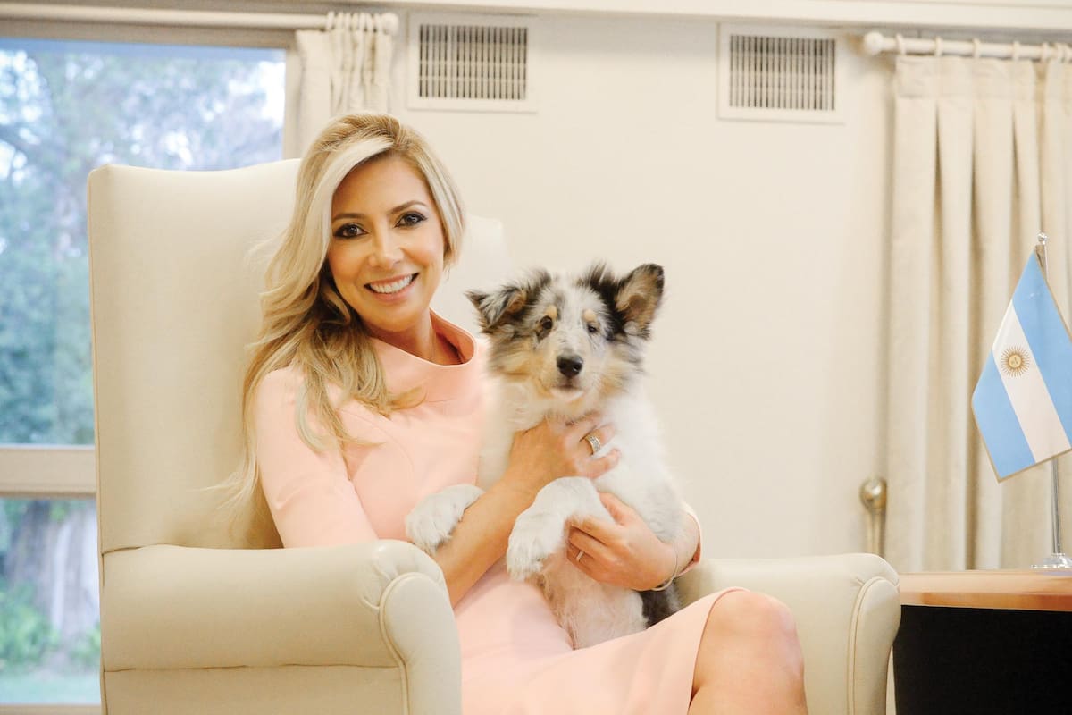 En la intimidad de la Quinta de Olivos, Fabiola (con look rubio total) y Blue posan juntos