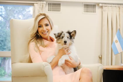 En la intimidad de la Quinta de Olivos, Fabiola (con look rubio total) y Blue posan juntos