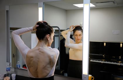 En la intimidad del camarín N° 9 Marianela se prepara para un ensayo con el Ballet Estable, con el que bailará este fin de semana y el próximo martes
