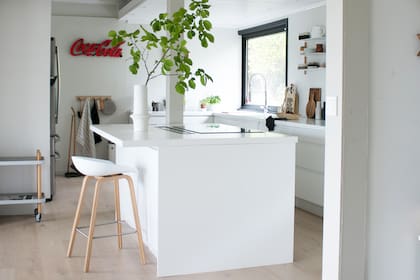 En la isla, florero (Broste Copenhagen) y banquetas (Hay).