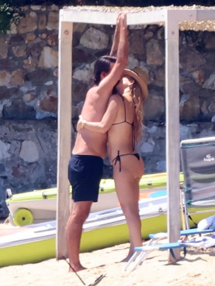 En la isla griega de Scíathos, los paparazzi captaron a Kate Hudson, muy apasionada, junto a su pareja, Danny Fujikawa