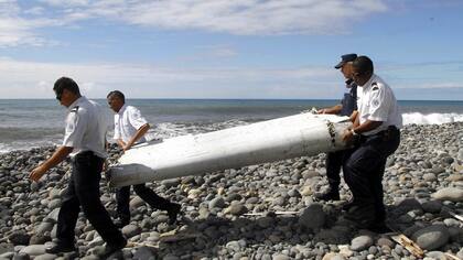 En la Isla Reunión, policías trasladan parte del alerón del vuelo de Malaysia Airlines que estuvo perdido 17 meses