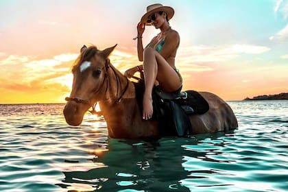 En la isla se puede practicar una curiosa modalidad de cabalgata dentro del mar