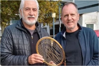 En la izquierda, Eduardo Puppo; en la derecha, Miguel Savage, cuando recibe la raqueta de Vila