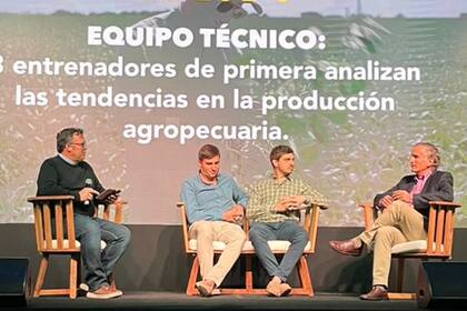 En la JAT de soja de Don Mario. El moderador Diego Peydro y Luis Robles Terán, responsable Técnico Mesa Agrícola CREA Chaco Santiagueño; Diego Rotili, director del Centro de Investigación Agroinnova, y Rodrigo Bosch, coordinador de los CREA de Córdoba