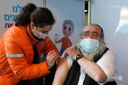 En la jornada de vacunación israelí se le dio prioridad a los mayores de 60 años.