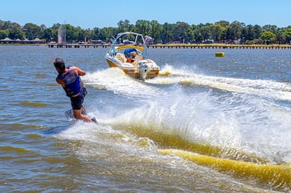 En la laguna se pueden desarrollar diferentes deportes náuticos, como windsurf, kitesurf y moto de agua