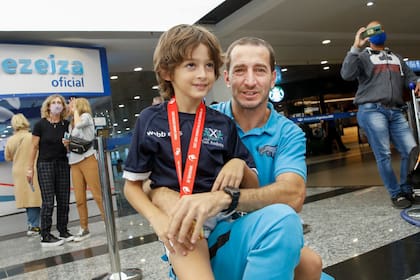 En la llegada tras la consagración en Vancouver, Santiago Gómez Cora se emocionó al ser recibido por su hijo Milo