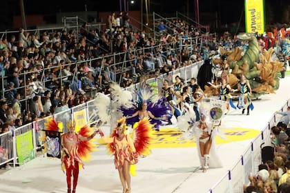 En la localidad de Dolores se festeja el "Carnaval del Sol" con ocho noches a pura comparsa