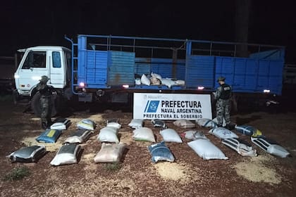 En la localidad de El Soberbio, Misiones, secuestraron 114 bolsas que contenían 50 kilogramos de soja cada una. Iban a ir a Brasil