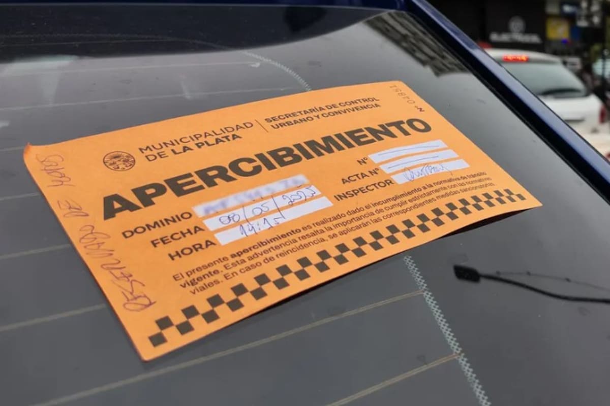 En la localidad de La Plata los inspectores comenzaron a colocar una oblea naranja en algunos autos