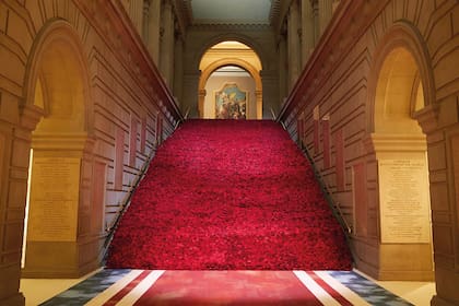 En la lujosa y exclusiva Met Gala. En ambas oportunidades, como en la mayoría de sus trabajos, las flores, los colores y las estructuras de gran formato son parte de su ADN creativo.