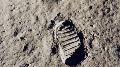 En la Luna las temperaturas pueden variar desde los 120° C a los -170° C . Allí los cuerpos podrían mostrar signos de cambios inducidos por el calor o por la congelación