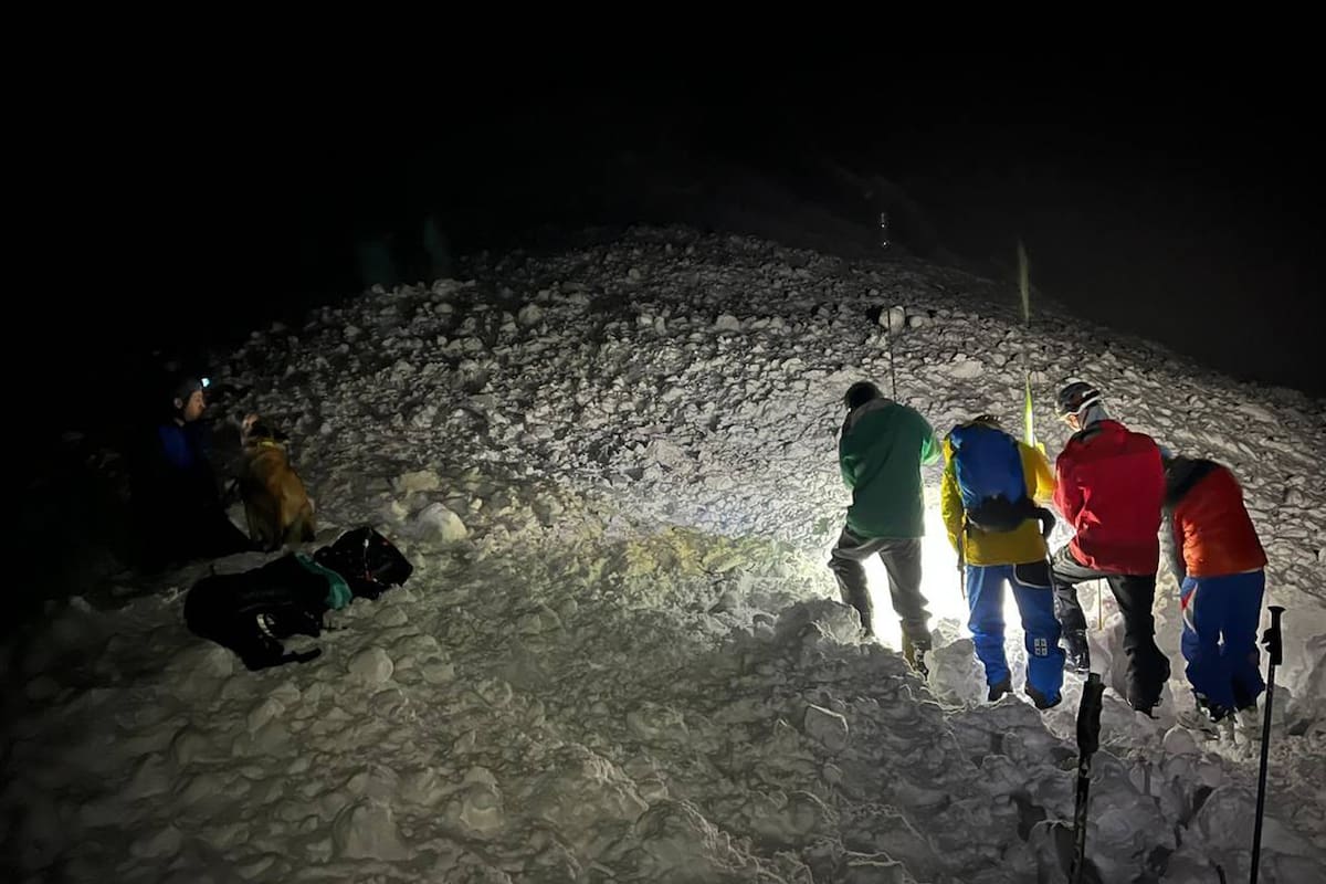 En la madrugada del jueves pasado, lograron encontrar con vida a uno de los esquiadores