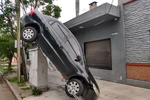 En la mañana de este martes, un auto fue encontrado con sus ruedas traseras suspendidas en el aire y con la trompa apoyada en la vereda