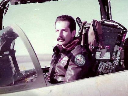 En la mañana del 21 de mayo, Owen Crippa realizó un ataque imposible sobre la flota británica. Fue el primero en impactar a la fragata Argonaut.