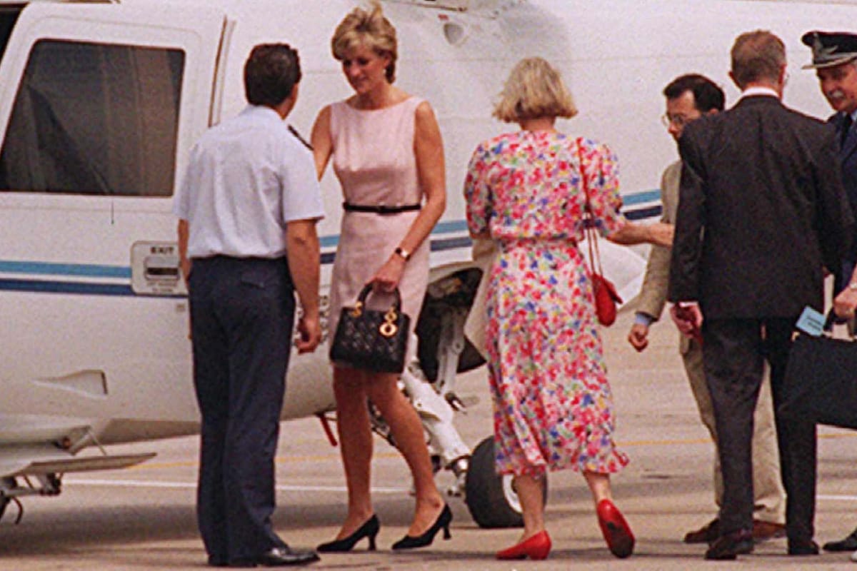 En la mañana del cuarto día en la Argentina, Lady Di se sube a un helicóptero para ir hasta el aeropuerto de Ezeiza y cerrar su gira