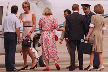 En la mañana del cuarto día en la Argentina, Lady Di se sube a un helicóptero para ir hasta el aeropuerto de Ezeiza y cerrar su gira