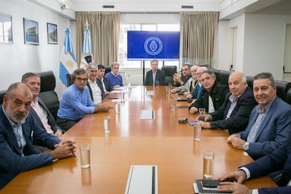 En la mañana del jueves 9 de abril hubo una reunión de representantes de las cámaras de transporte automotor de pasajeros con la Secretaría de Transporte de la Nación