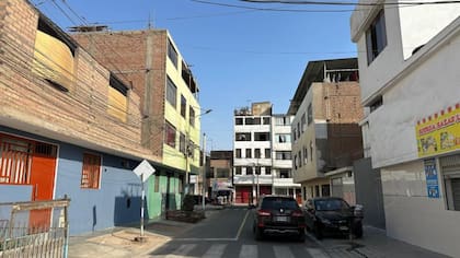 En la mayoría de barrios de Lima es normal que se mezclen decenas de proyectos acabados y sin acabar. Es un paisaje común en otras ciudades peruanas