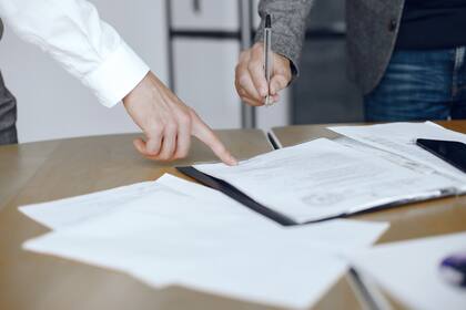 En la mayoría de los casos, el empleador estadounidense debe presentar el Formulario I-140, Petición de Trabajador Extranjero