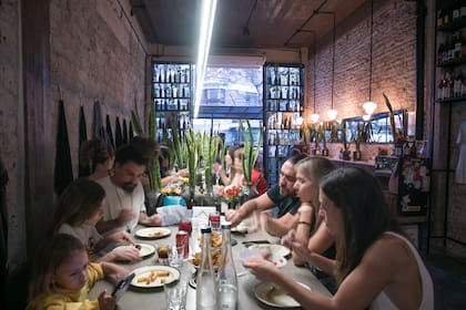 En la mesa comunal hay clima de amigos y buena onda permanente.
