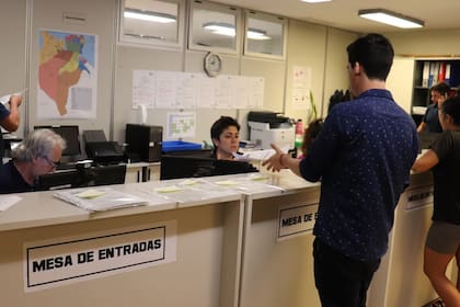 En la Mesa de Entradas del Tribunal Electoral de Misiones es habitual ver a candidatos presentando avales y listados