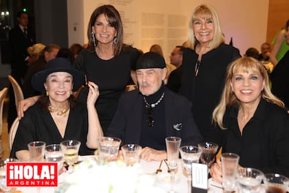 En la mesa principal, Graciela Borges, Teresa Calandra, Gino Bogani, Adriana Costantini y Teté Coustarot compartieron una noche de risas y recuerdos.