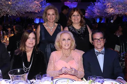 En la mesa principal. Miriam Bagó, Ministra de Salud Ana María Bou Pérez, Carmen Polledo, Mirtha Legrand y el director del Hospital Fernández, Ignacio José